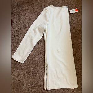 Gap women’s boat neck 3/4 sleeve white tee with side zippers for decoration.